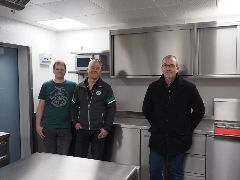 Rainer und Robert Schüller mit Metagro Projektleiter Peter Mirwald in der neuen Küche