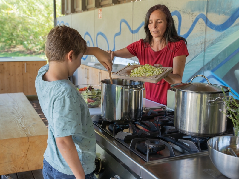 Generationenübergreifendes Kochen am Gasherd