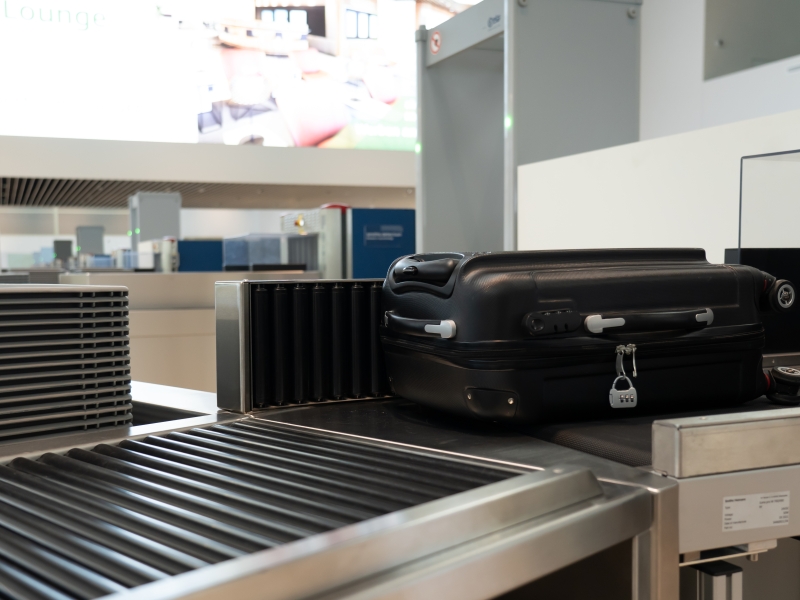 Rollbahn über Eck für Handgepäck bei Sicherheitskontrolle am Flughafen