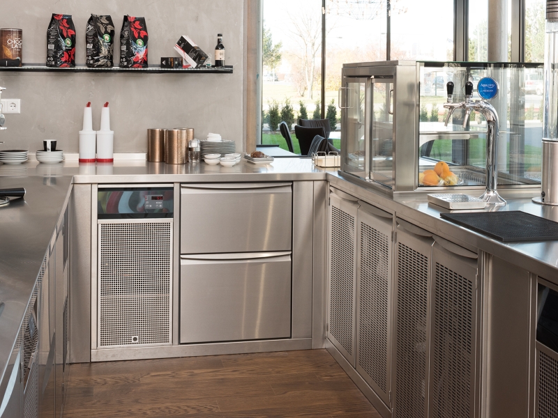 Barverbau in Edelstahl mit steckerfertiger Getränkekühlung und Vitrine zur Warenpräsentation