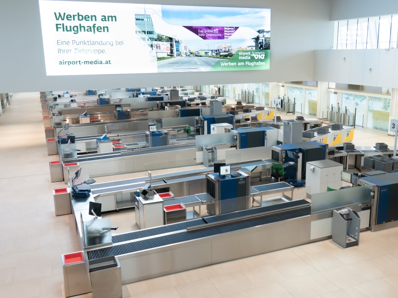 Kontrollspuren mit Rollbahn und Glas-Zugriffsschutz für Sicherheitskontrolle am Flughafen Wien