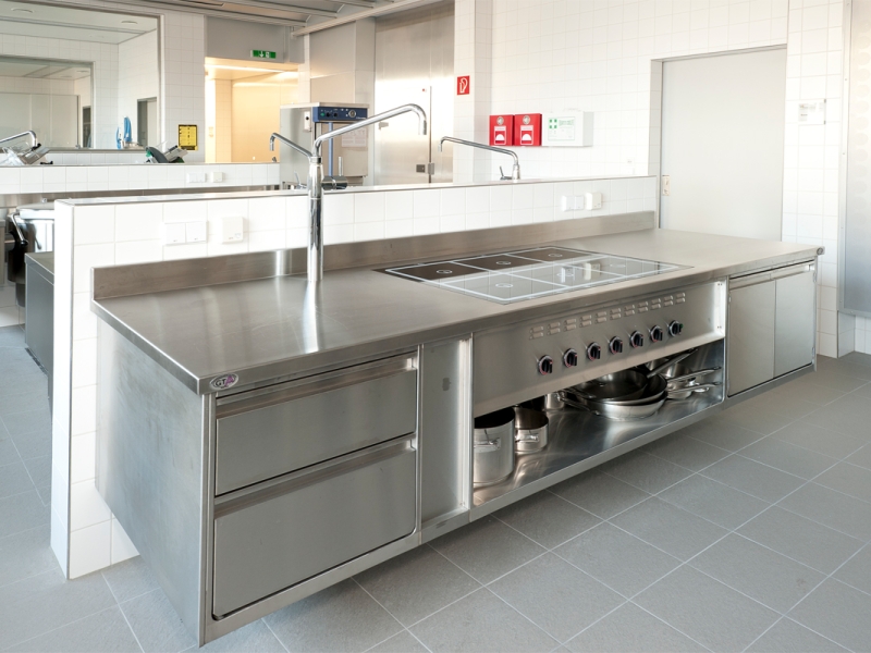 Hygiene-Kochverbau an Wand hängend montiert