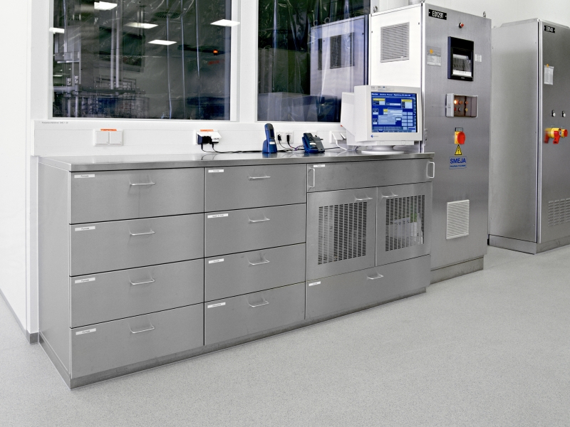 Kompakter Edelstahl-Laborverbau. Ausführung der Laden mit Bügelgriff