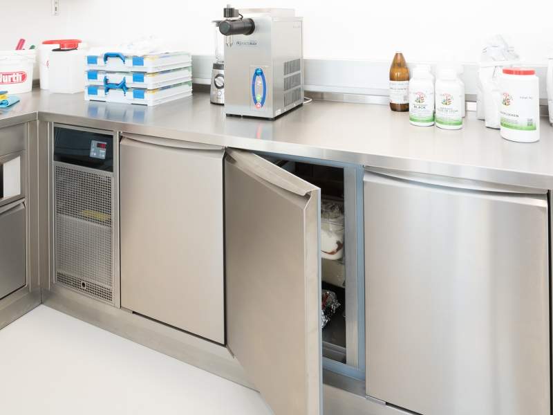 Edelstahlverbau mit steckerfertiger GM-Tiefkühlung mit Hygienegriffleiste "Swingline"