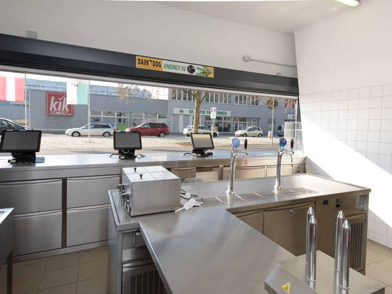 Innenansicht von einem der Kioske die zur Getränke- und Speiseversorgung der Fans dienen