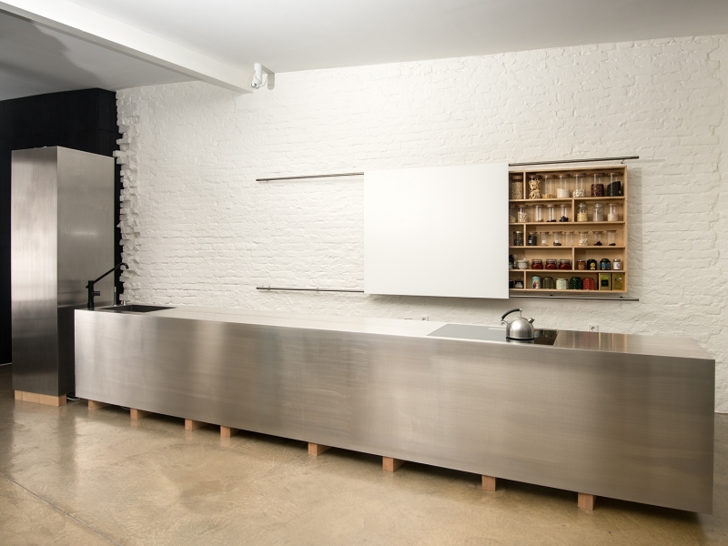 Designküche in Edelstahl, gefertigt als fugenloser Monolith mit integriertem Kochfeld und fugenlos eingeschweißtem Becken