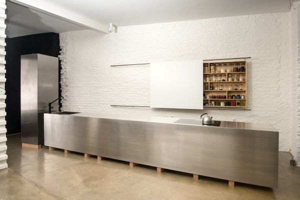 Designküche in Edelstahl, gefertigt als fugenloser Monolith mit integriertem Kochfeld und fugenlos eingeschweißtem Becken