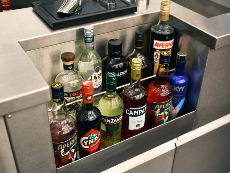 Flaschenregal/-Treppe bzw. Speedrack in Edelstahl für schnelles und ergonomisches Arbeiten des Barkeepers