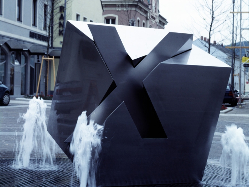 Architektonische Edelstahl-Skulptur in Brunnen integriert