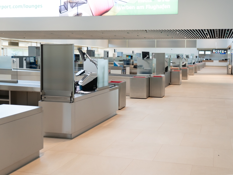 Gesamtaufnahme der zentralen Sicherheitskontrolle am Flughafen Wien am Terminal 2 (eröffnet 2022)