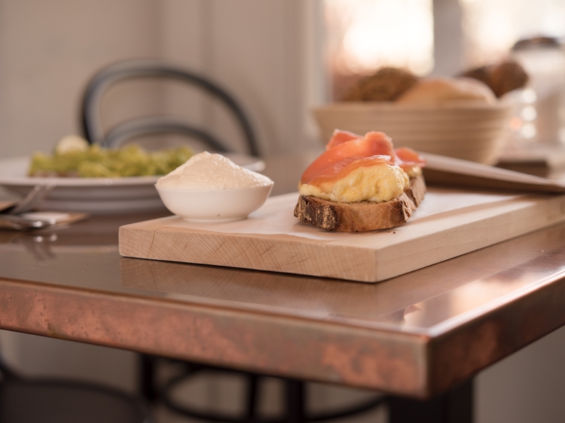 Auf Kupferplatte frisch serviertes Frühstück in Martin Auers Schillerhof