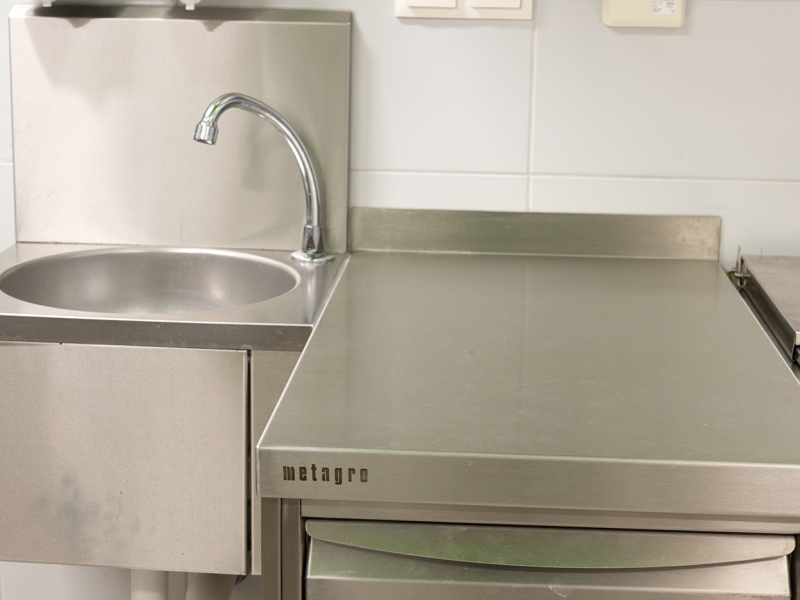 Handwaschbereich und anschließende Arbeitsfläche in Edelstahl