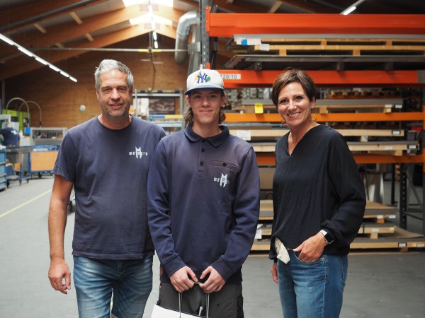 v.l.n.r. Teamleiter Jürgen Schwaiger, Lehrling Franz Lintner, Vorständin Gerlinde Tröstl-Katinger