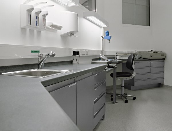 Edelstahl-Labormöbel mit Laden mit gekanteter Griffleiste und Corian-Platte als Abdeckung