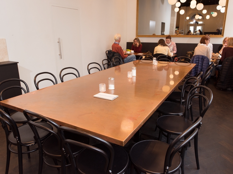 Große Kupfer-Tischplatte für bis zu 18 Personen im Gastraum des Schillerhofs