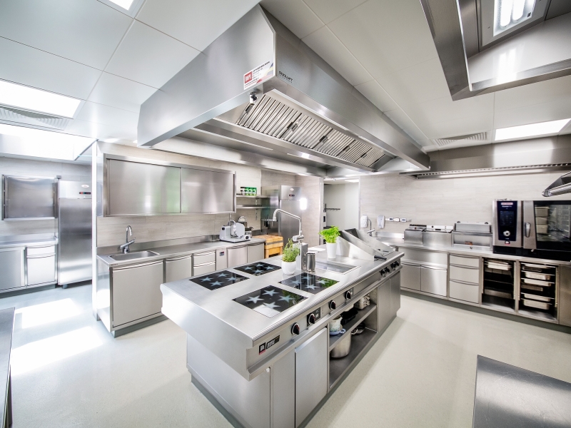 Aufnahme von gesamter Küche im Gasthaus Bachwirt mit Edelstahlmöbeln von Metagro und Induktionskochherd von Menüsystem