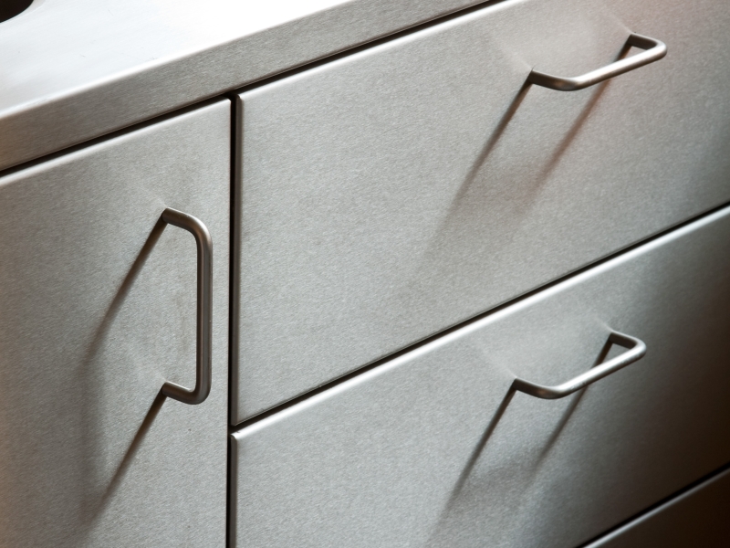 Detail-Aufnahme von Edelstahl-Labormöbeln mit Bügelgriffen