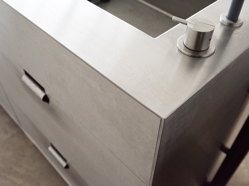 Detailaufnahme von fugenlos verschweißtem Übergang von Arbeitsfläche zu Seitenwand (100% Edelstahl)