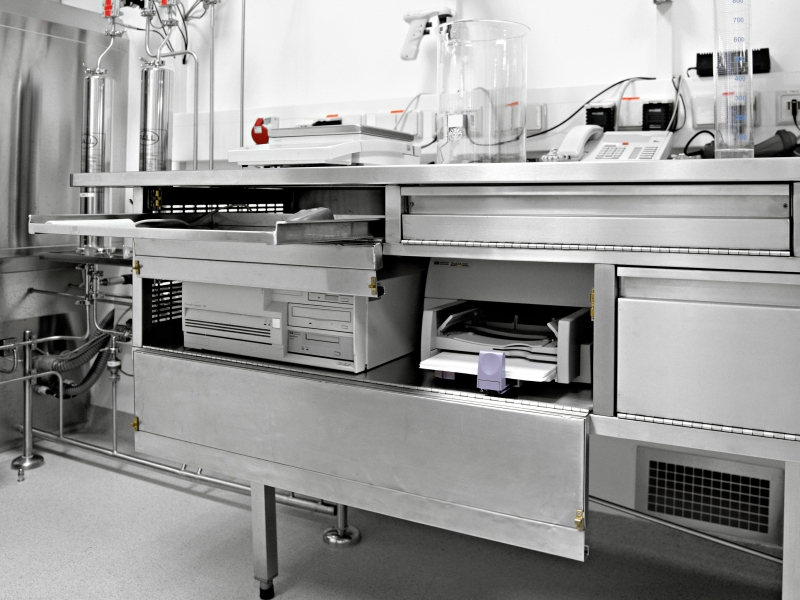 Labormöbel in Sonderausführung zum Integrieren/Verstecken verschiedenster Geräte