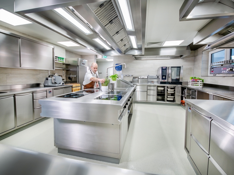 Großküche mit Wandhängeschränken, Arbeitsplatten, Möbeln und Kühlungen von Metagro im Gasthaus Bachwirt