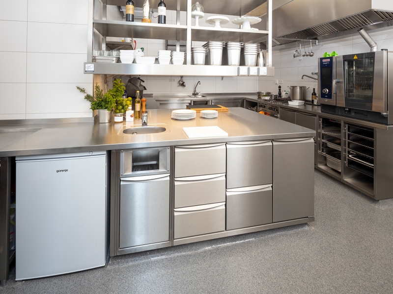 Energie-Bord (Steckdosen, Wärmestrahler, Leuchten) abgehängt von Decke; Edelstahl-Verbauten mit Kühlung, Unterbau für Kombidämpfer und vieles mehr