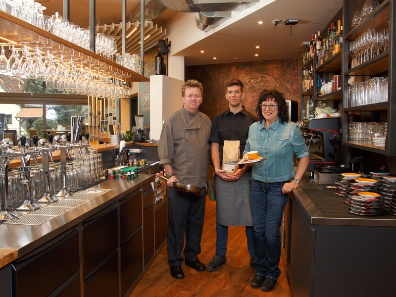 Familie Reischer in der Bar des neu eröffneten Restaurants Topolino