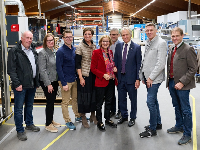 v.l.n.r.: Gemeinderat Franz Reischer, Stadtpartei-Obmannstellvertreterin Genovefa Scheibenreiter, Produktionsleiter Matthias Uhrfahrer, Vorständin Gerlinde Tröstl-Katinger, Landeshauptfrau Johanna Mikl-Leitner, Prokurist Alfred Hochecker, Haupteigentümer Wolfgang Schindlecker, Bezirksparteiobmann Karl Weber und Stadtpartei-Obmann Christian Köberl.