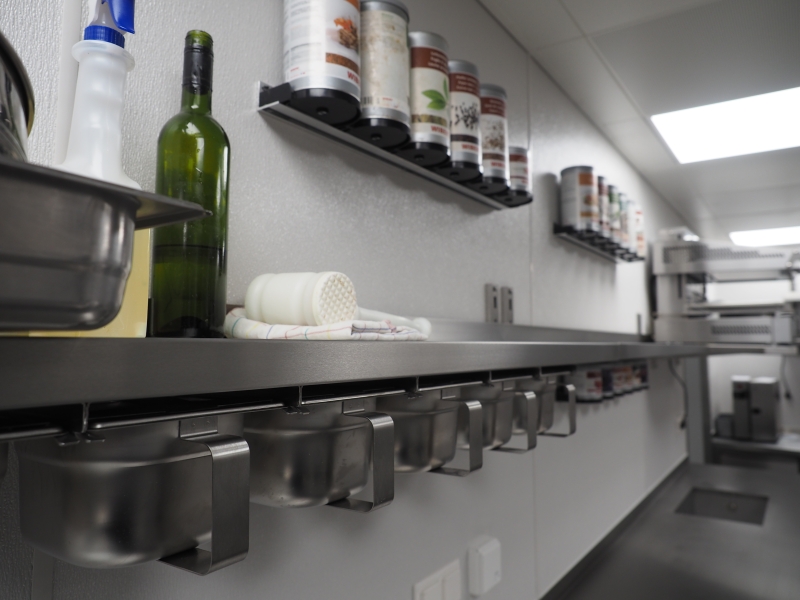 Wandbord mit Höhenverstellung und integrierten Gewürzschütten (in NIRO ausgeführt)