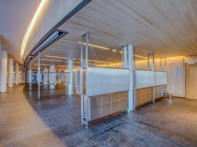 Garderobensystem inklusive Schließfächer in Edelstahl im Konzerthaus Stavanger (Ansicht 1)