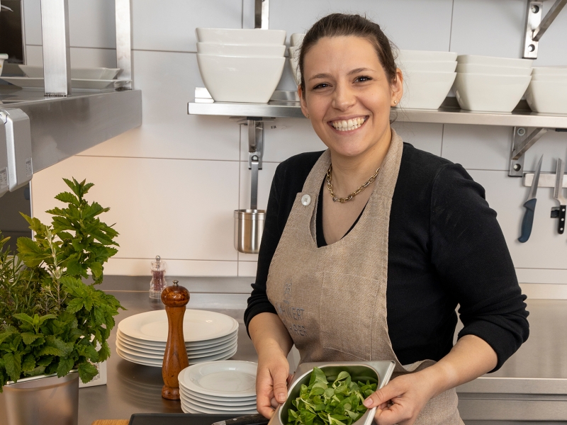 Sigrid Schwertführer bei Vorbereitungsarbeiten in der neuen Gastro-Küche (noch zu sehen: Bord mit Deckenabhängung samt Beleuchtung und zwei-etagiges Wandbord