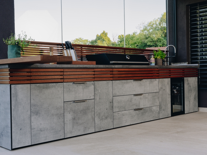 Design-/Outdoorküche (Verwendete Materialien: Holz, HPL, Edelstahl, Glas)