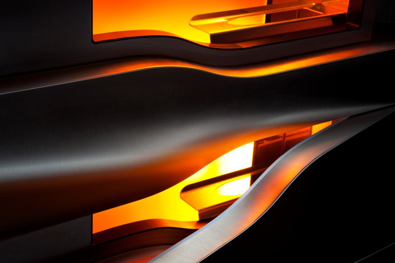 Makroaufnahme von Champagnerkühlschrank in Edelstahl mit oranger Beleuchtung