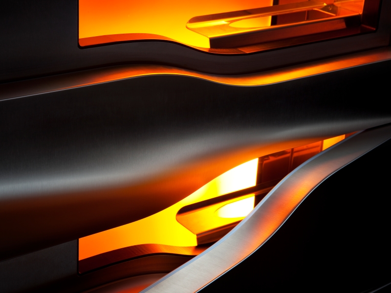 Makroaufnahme von Champagnerkühlschrank in Edelstahl mit oranger Beleuchtung