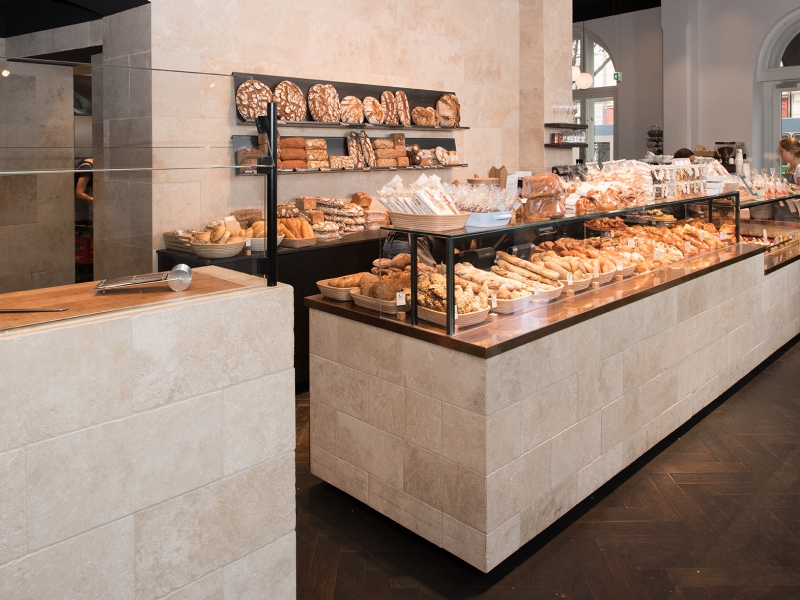 Mit Gebäck gefüllte Verkaufstheke (mit Kupferplatte und Glasaufsatz)