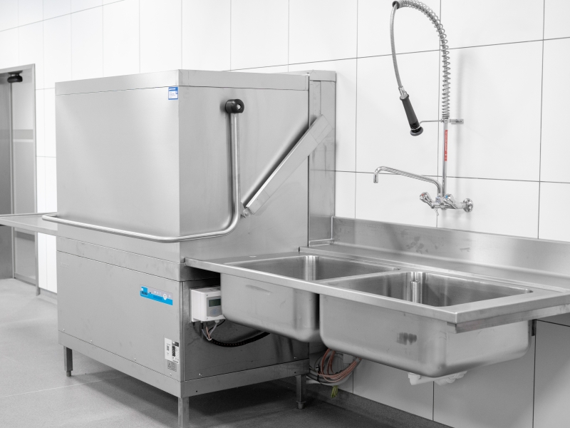 Zulaufplatte für Haubenspüler mit Formrohr-Auflagekonsole an Wand montiert